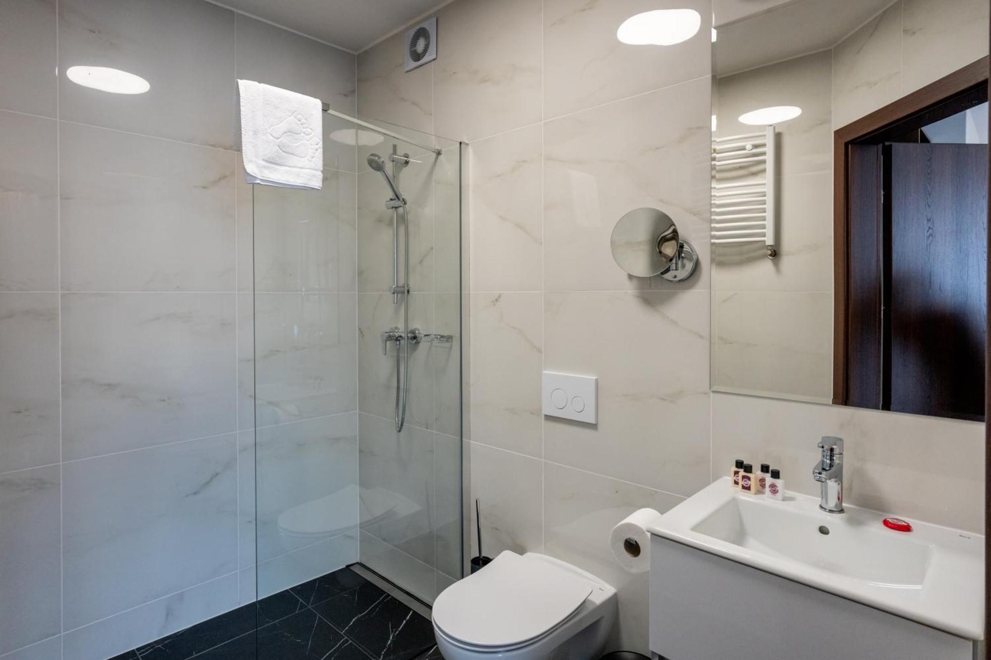 Sleep&Fly Okecie Warsaw Airport Bed & Breakfast Exterior foto