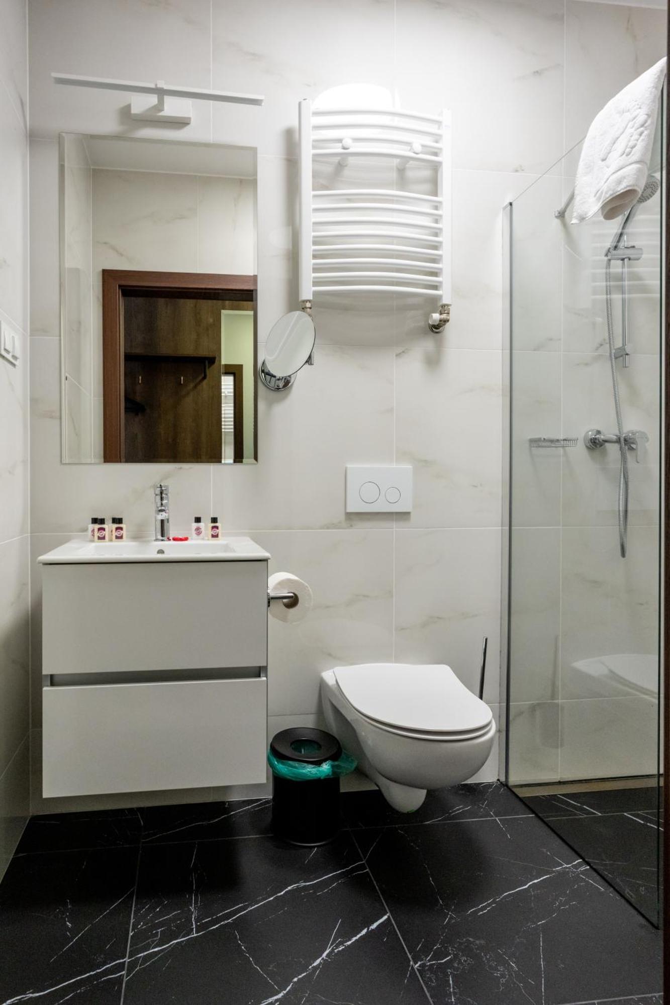 Sleep&Fly Okecie Warsaw Airport Bed & Breakfast Exterior foto