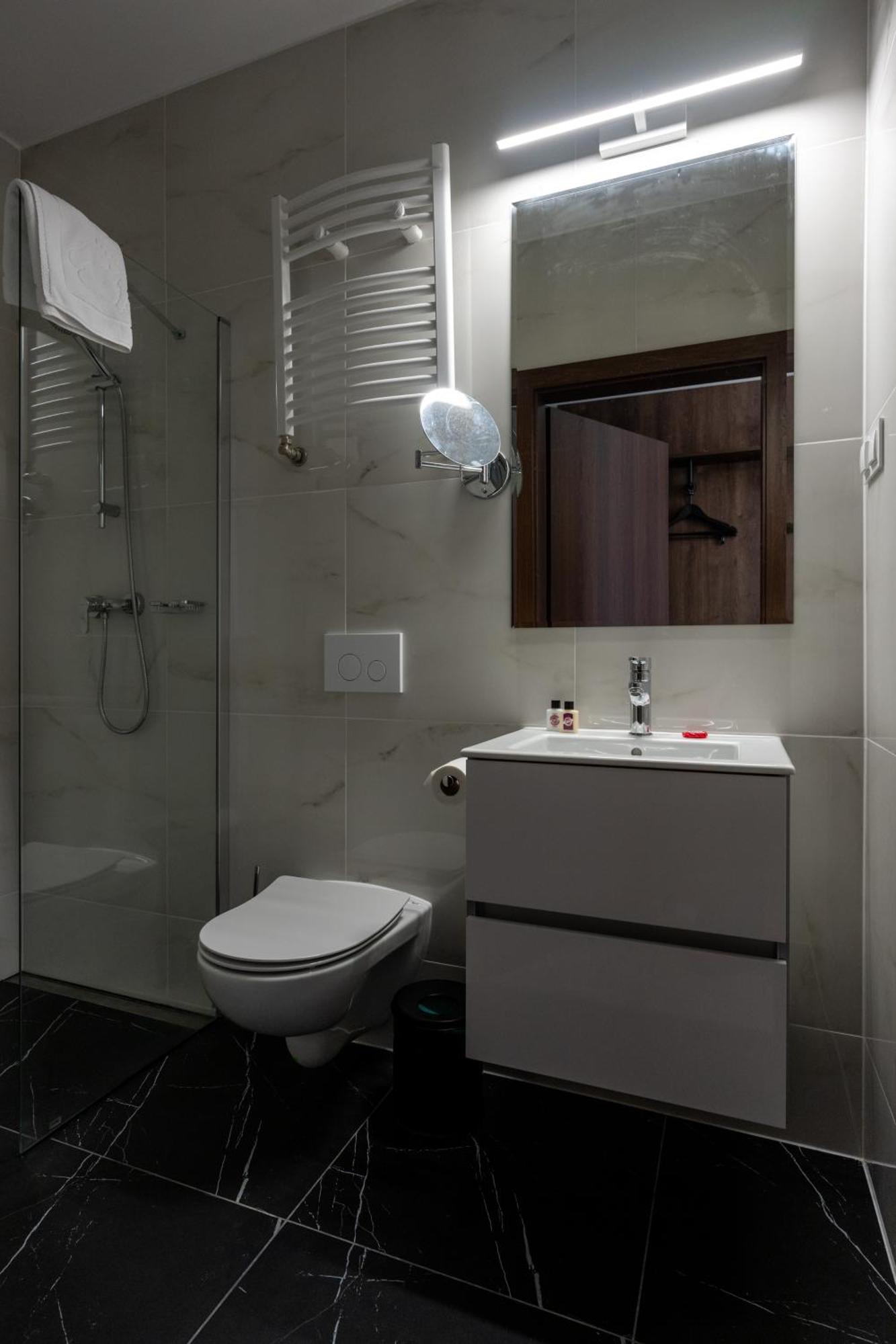 Sleep&Fly Okecie Warsaw Airport Bed & Breakfast Exterior foto