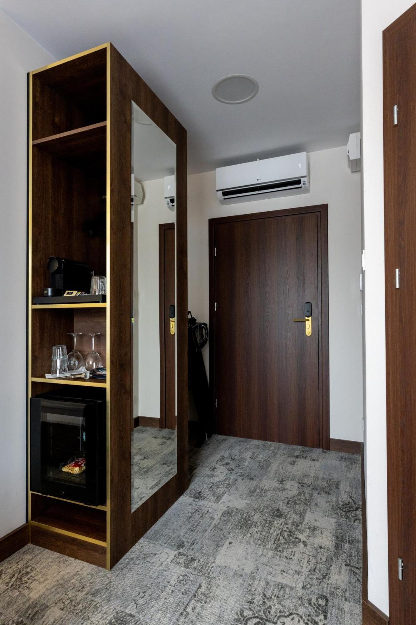 Sleep&Fly Okecie Warsaw Airport Bed & Breakfast Exterior foto