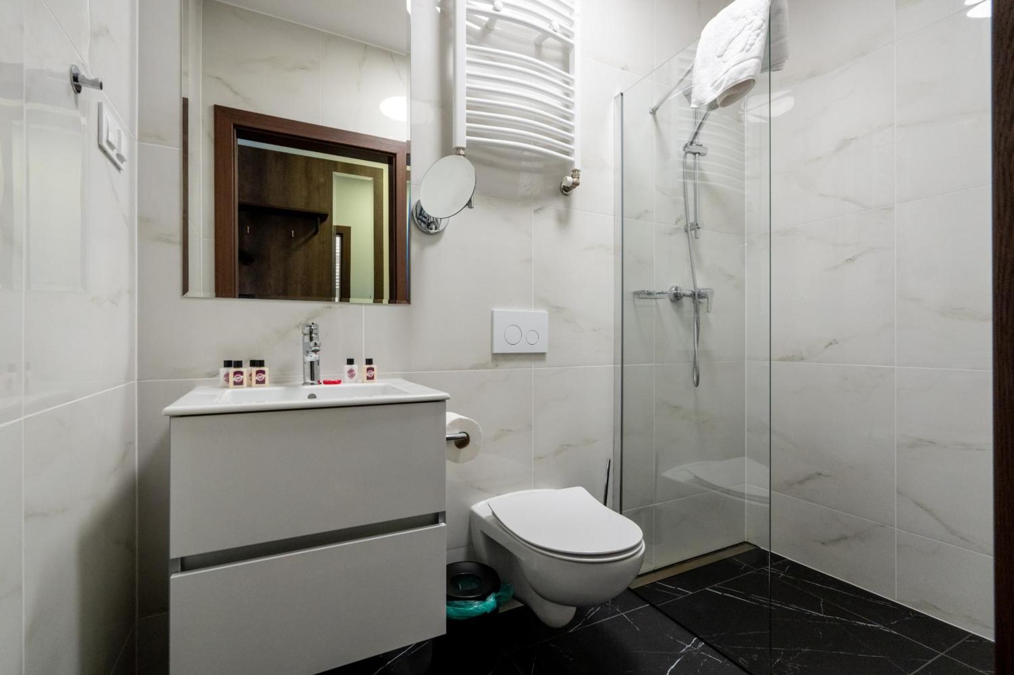 Sleep&Fly Okecie Warsaw Airport Bed & Breakfast Exterior foto