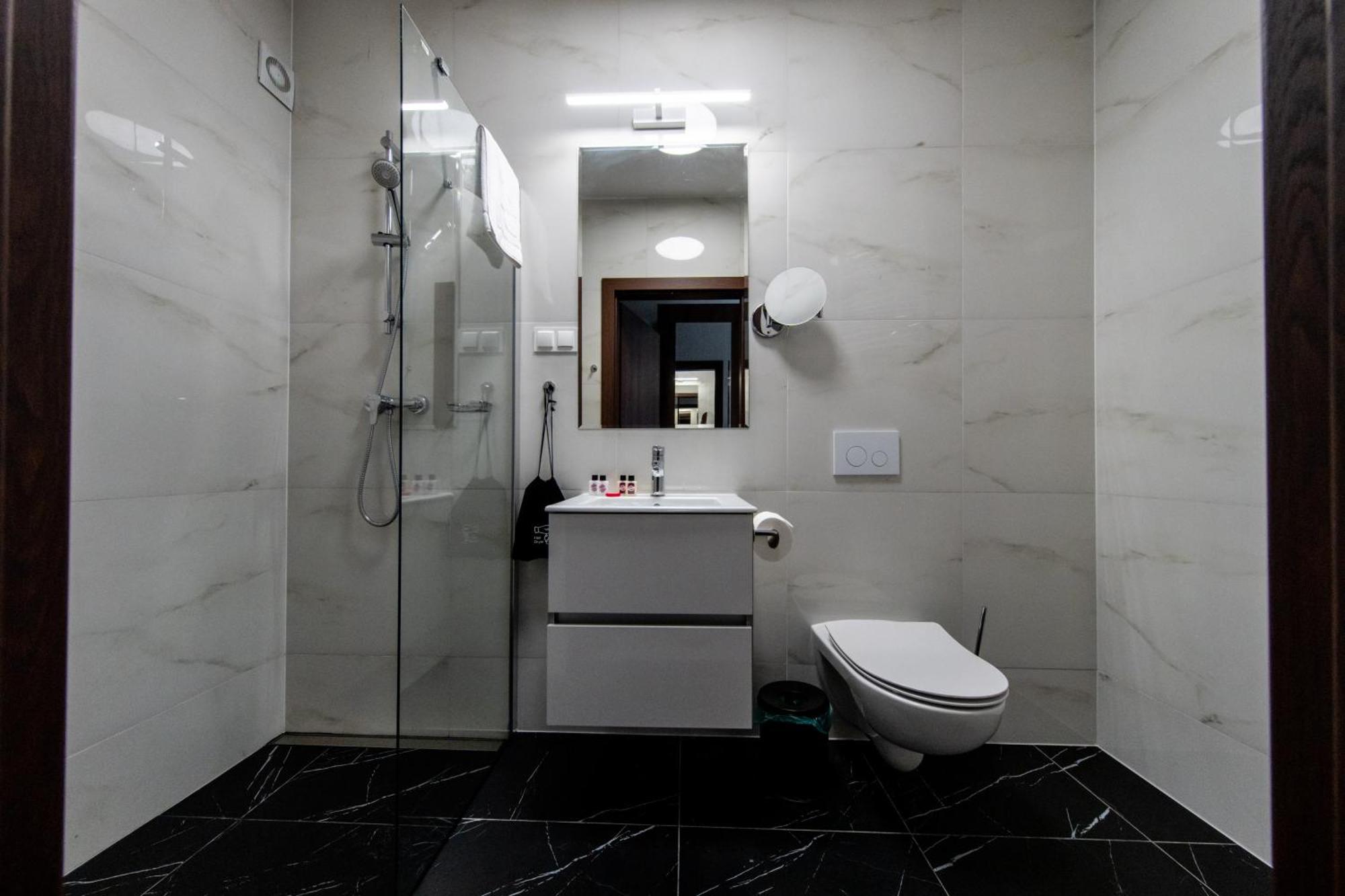 Sleep&Fly Okecie Warsaw Airport Bed & Breakfast Exterior foto