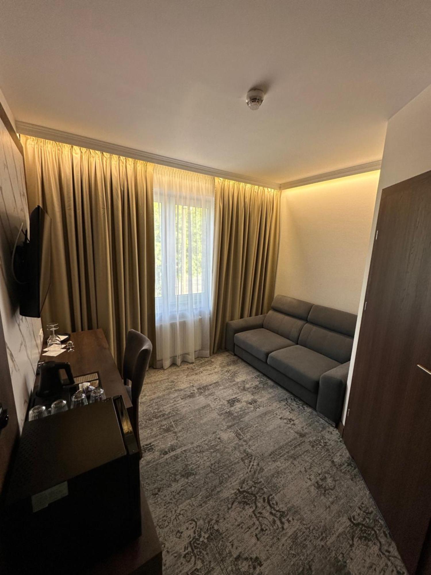 Sleep&Fly Okecie Warsaw Airport Bed & Breakfast Exterior foto