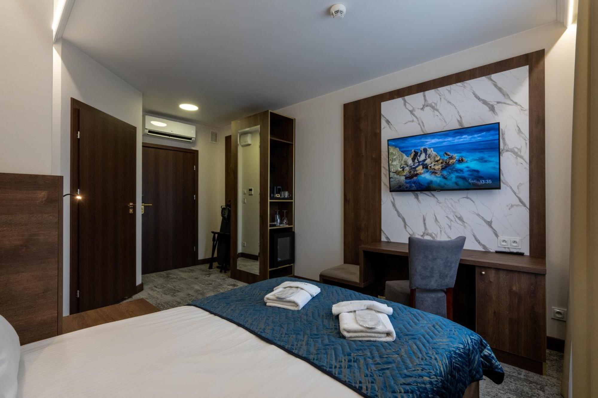 Sleep&Fly Okecie Warsaw Airport Bed & Breakfast Exterior foto